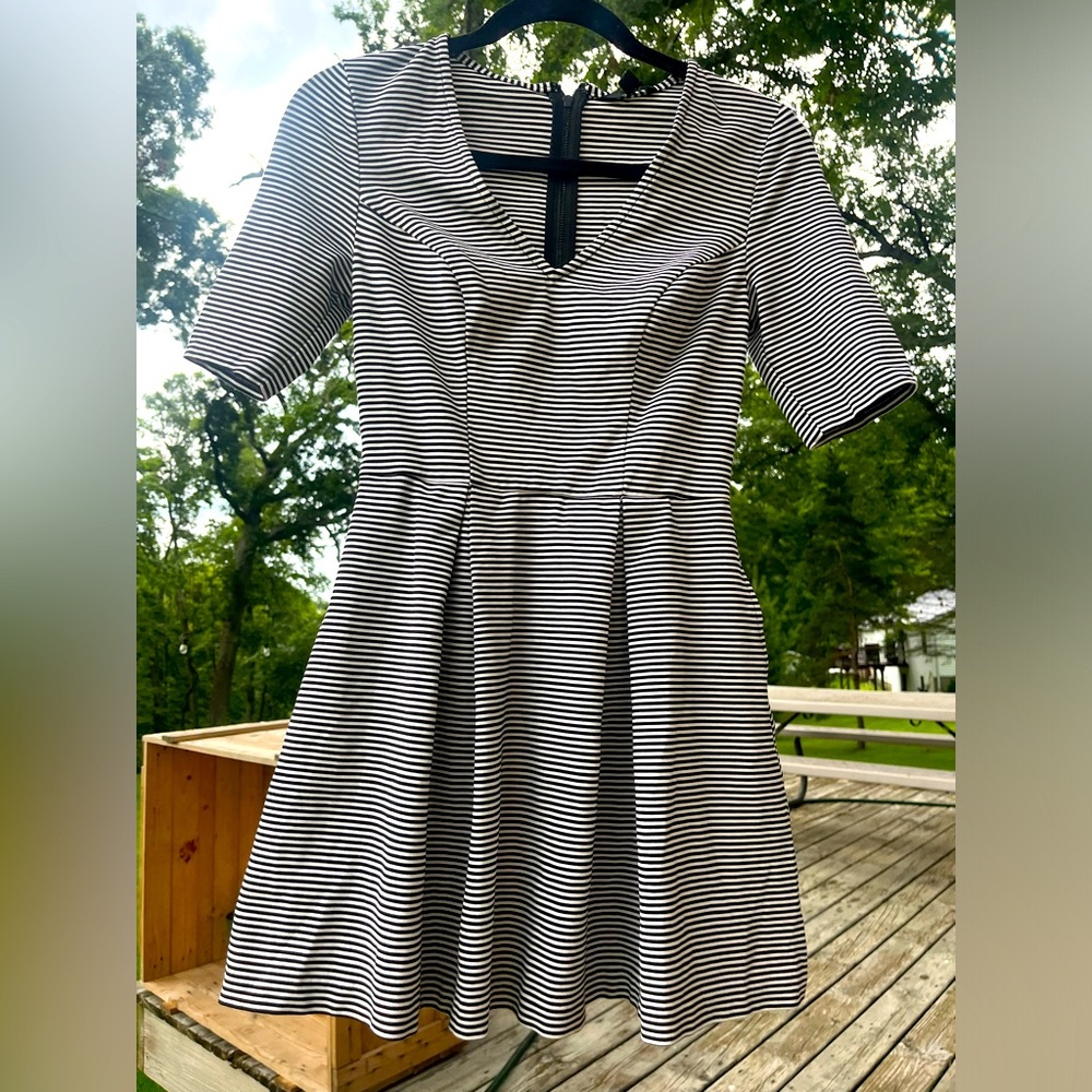 GUESS Skater Dress Black & White Striped V-neck, Fit-and-Flare Skirt Juniors XS